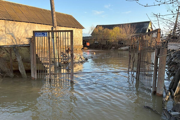 Подтопленная улица в селе Адильотар Хасавюртовского района Дагестана, 2 апреля 2026 года / Зиявутдин Гаджиахмедов/РИА Новости   📷