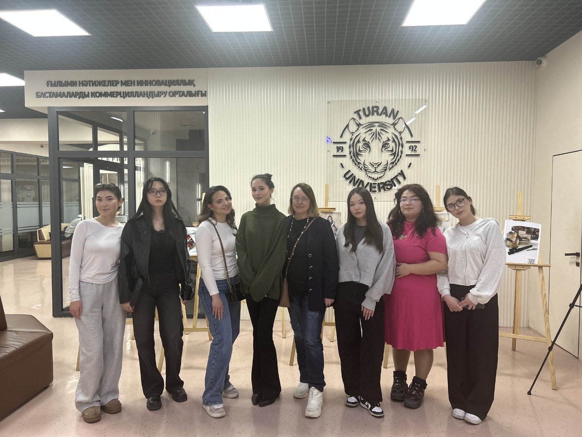 Фото автора. На снимке - студенты 3 курса образоватеьной программы "Связь с общественностью" и руководитель проекта Татьяна Затонская