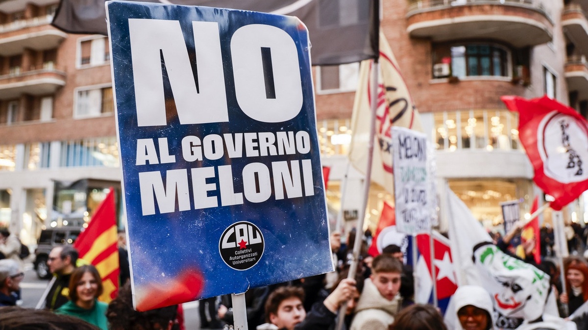    Больше половины итальянцев выступили против правительственной реформы.