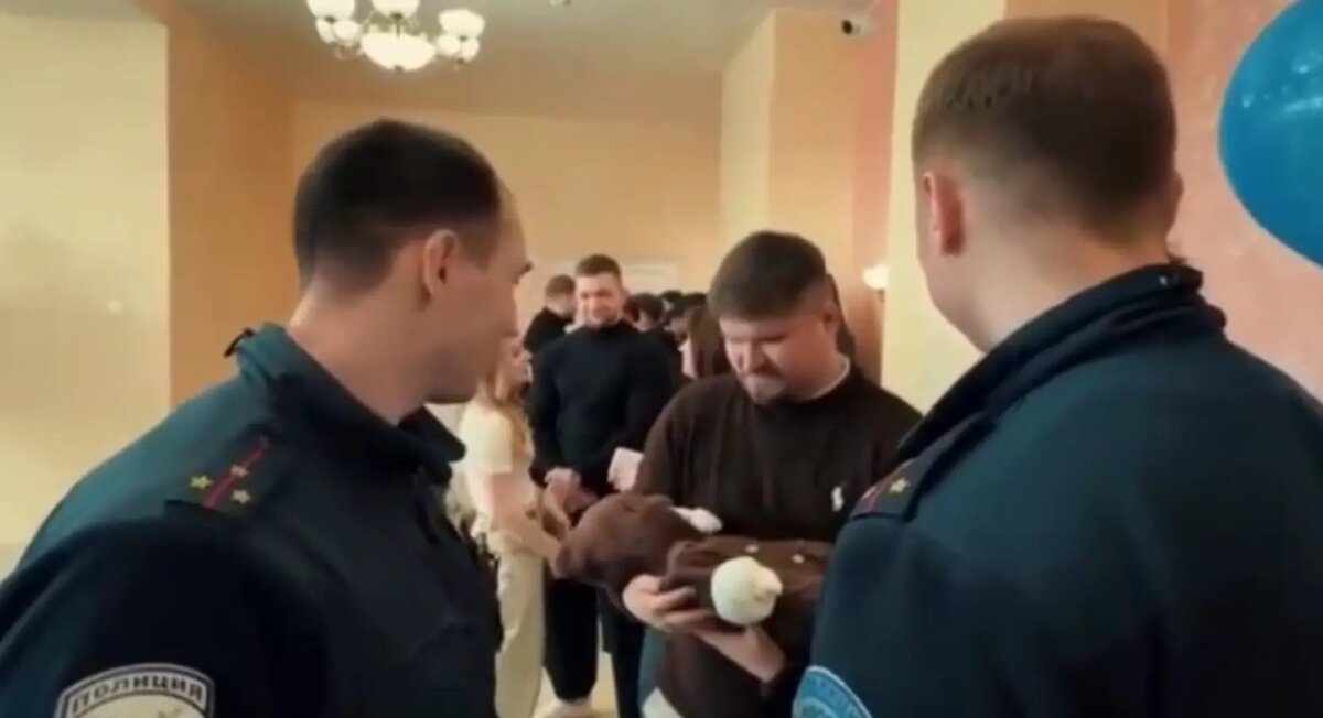    Фото: стоп-кадр видео от пресс-службы ГУ МВД России по Петербургу и Ленобласти