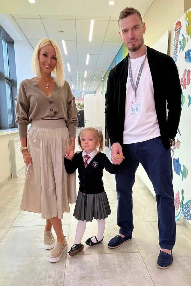    Лера Кудрявцева с мужем Игорем Макаровым и дочерью. Фото: соцсети