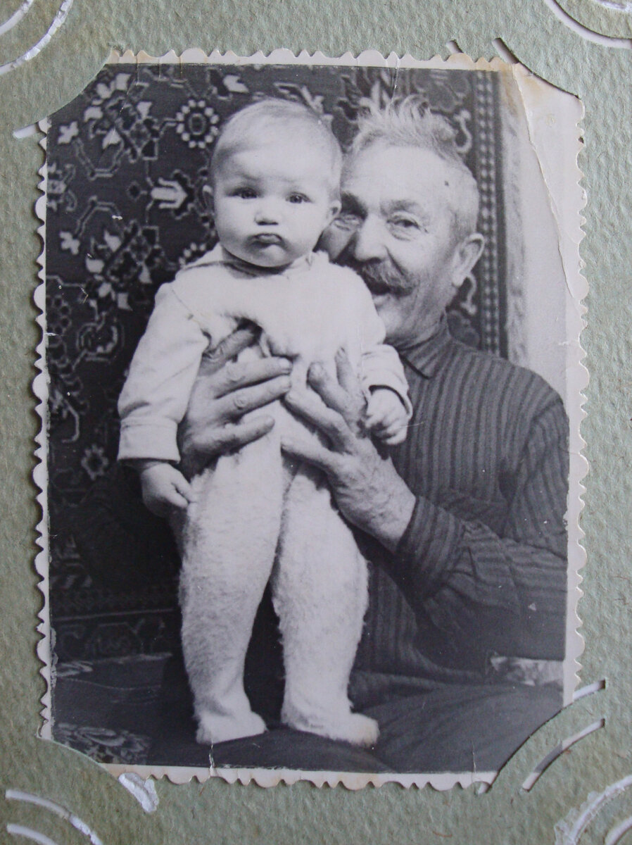 Какие огромные натруженные руки...