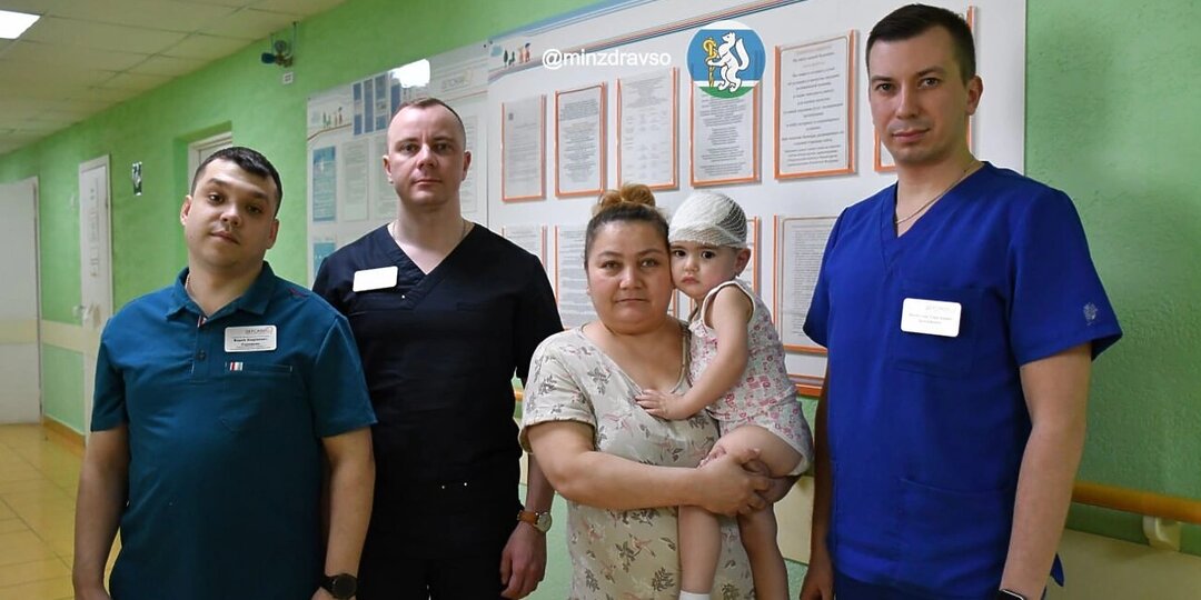 Под Екатеринбургом 2-летняя девочка пролетела два этажа и впала в кому после падения