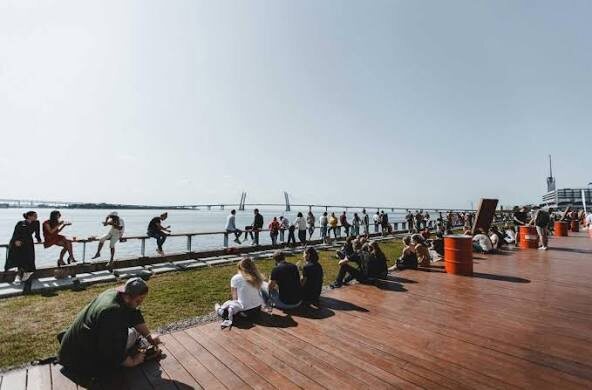 Севкабель Порт» — популярное культурно-деловое пространство в Санкт-Петербурге на Васильевском острове с панорамными видами на Финский залив и ЗСД. Основные фотозоны включают благоустроенную набережную с шезлонгами, «Каток у моря» (зимой), индустриальные корпуса из красного кирпича, бары, выставки и концерты