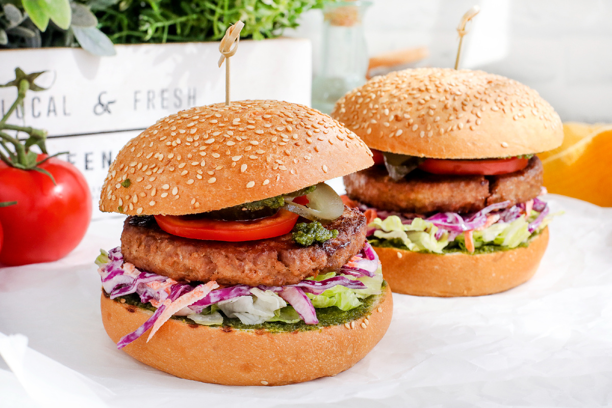 Бургер «Дочь лесника» с котлетой из растительного мяса, солёными огурчиками и миндальным Песто