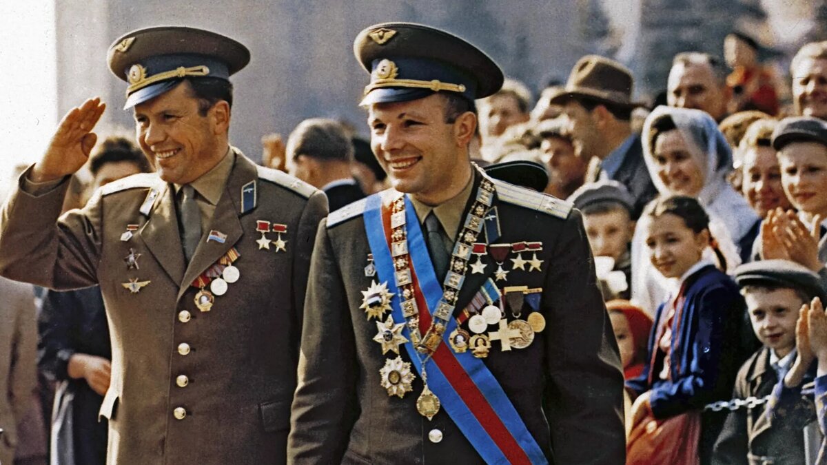 Летчики-космонавты, Герои Советского Союза Юрий Гагарин и Павел Попович на трибуне для гостей во время первомайской демонстрации трудящихся на Красной площади в Москве / © Sputnik / Mark Gankin