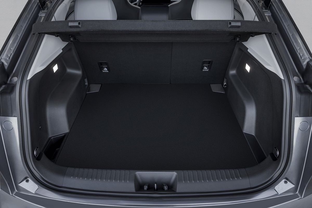 Багажник
 неплохо обустроен: розетка 12 В, пластиковый крючок для сумок, 4 петли 
для крепления груза и лампы подсветки с обеих сторон.