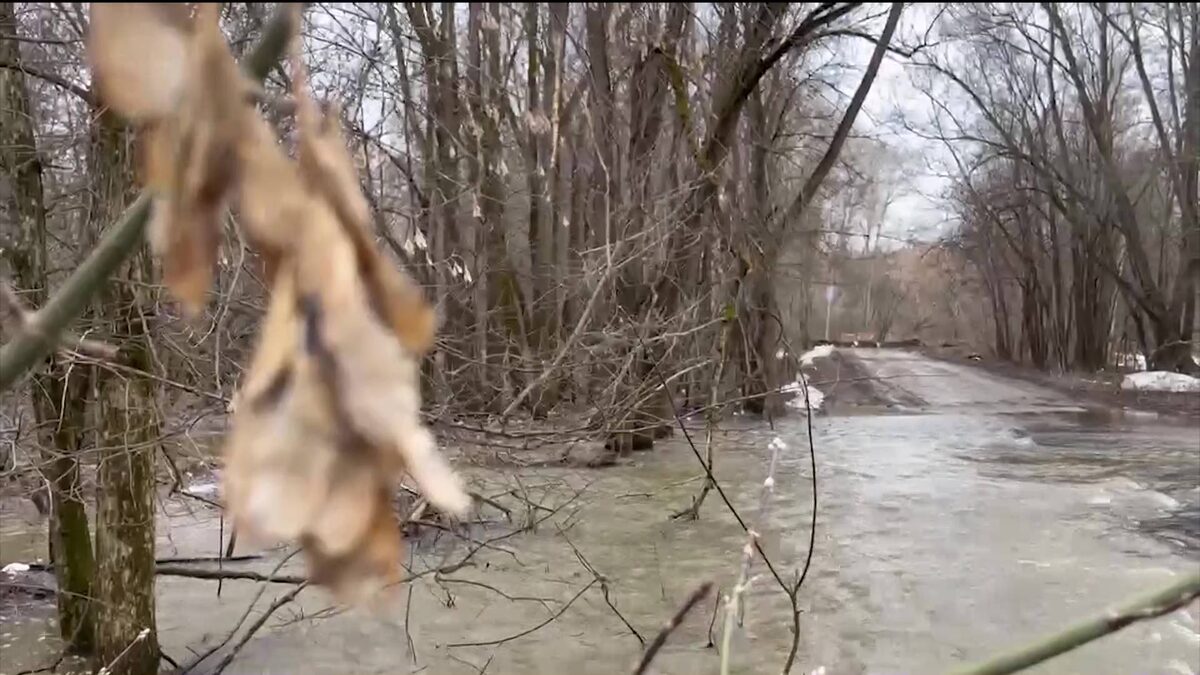    В Уфе подтопило дорогу к СНТ «Зеленый мыс»