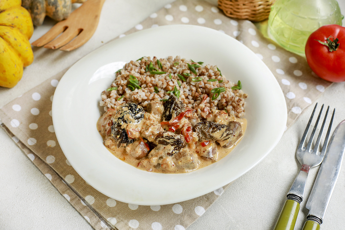Куриные сердечки в соусе из сморчков с гречкой и вялеными томатами
