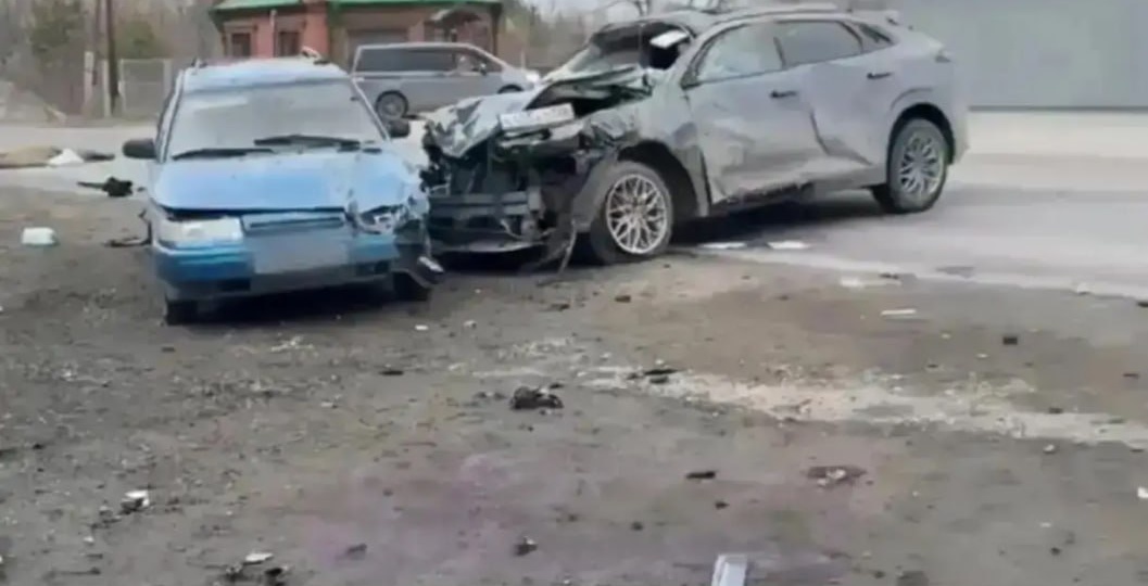 В Бийске при развороте «Мерседес» столкнулся с «Чанганом» — погибла девушка-водитель