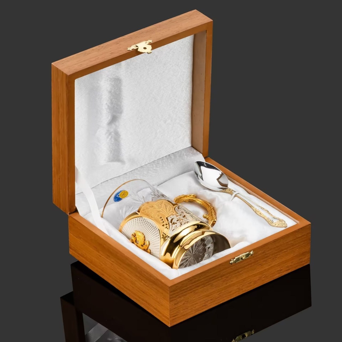 Подстаканник "Герб Российской Федерации" с ложкой и стаканом в подарочной коробке, латунь, стекло, золочение, Российская Федерация, 2025 г.