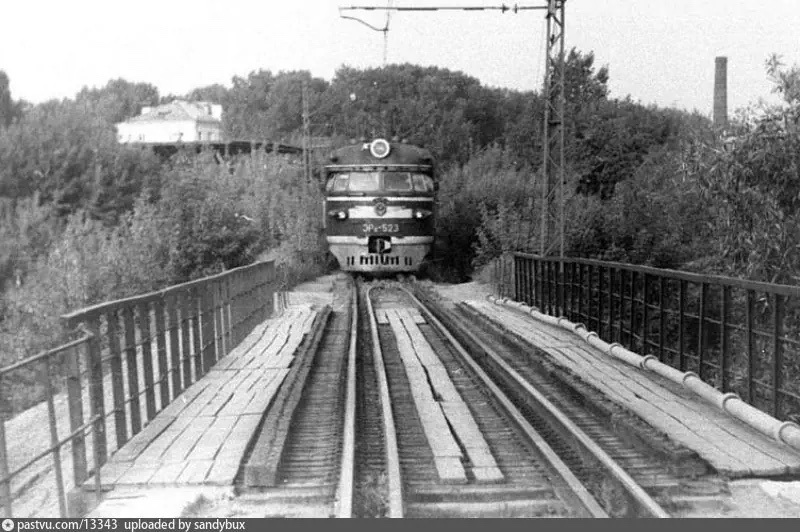 Электричка на Бескудниковской ветке. Вид в сторону платформы Институт Пути. Также в кадре железнодорожный мост через реку Яузу, 1982. Автор фото: М. Ихлов. С сайта www.pastvu.com.