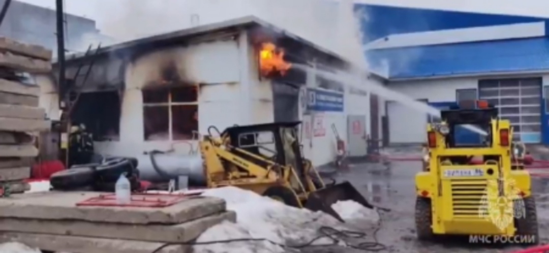    В Сургуте огнеборцы ликвидировали серьезный пожар на СТО