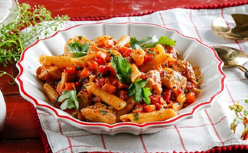 Макароны с тунцом и томатным соусом за 20 минут: быстрый ужин, покоряющий вкусом