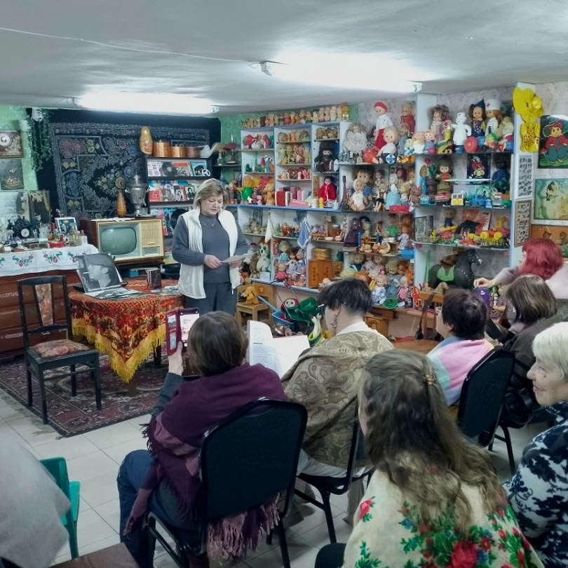 Поэтический вечер в день рождения Владимира Высоцкого, хозяйка музея Ольга Жилина читает стихи, 25 января 2026 года.