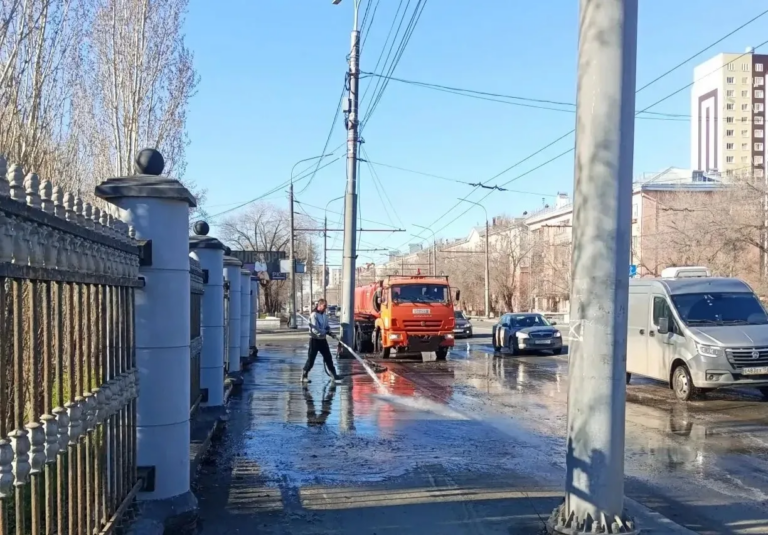    Улицы Оренбурга продолжают приводить в порядок после зимы Оренбуржье