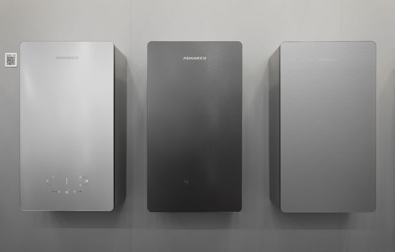 Если нет кирпичной шахты под дымоход, проще выбрать котел с закрытой камерой сгорания. Устройство можно повесить прямо на кухне. Трубу от него выводят на улицу через стену