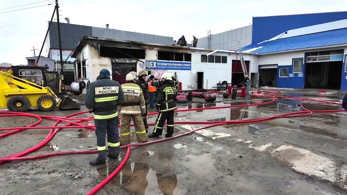    В Сургуте сгорела СТО