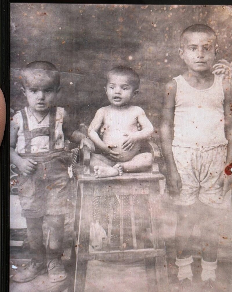    В центре маленький Пётр, рядом братья Фото: Из личного архива семьи Мелкумян