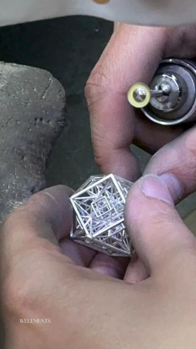 Мастер производства Welements за изготовлением Фрактального Векторного Эквилилбриума.