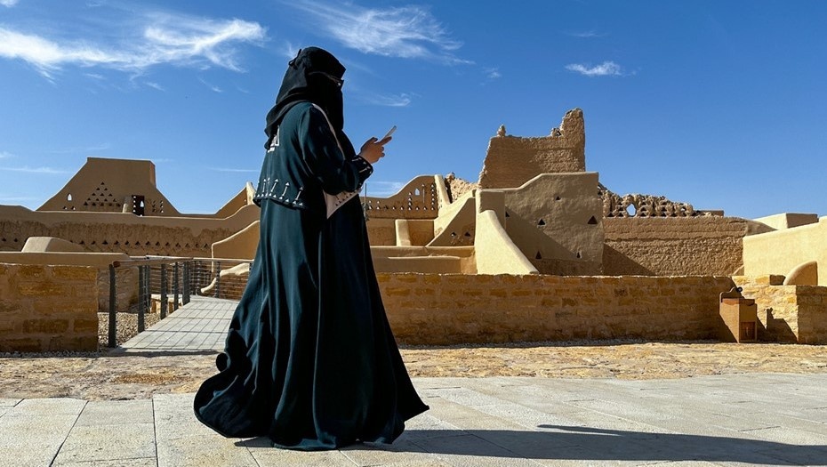    Женщина в старом городе Эд-Диръия (Эр-Рияд, столица Саудовской Аравии). Автор фото: Валерий Шарифулин / ТАСС