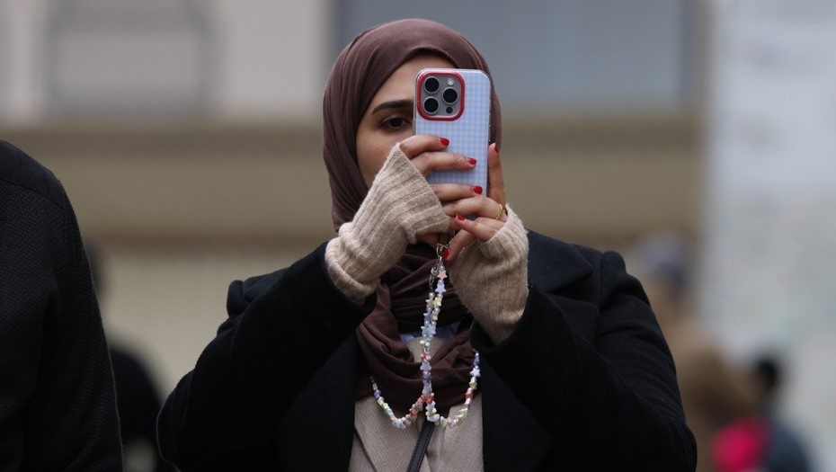    Туристка из арабских стран фотографирует достопримечательности в Москве. Автор фото: Анастасия Романова / "Абзац" / ТАСС