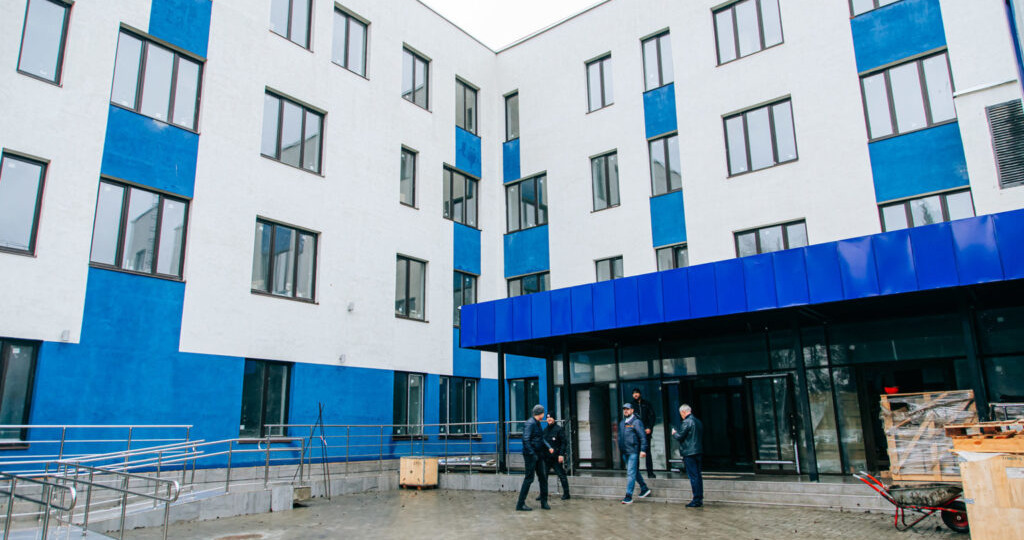 «Стройтрест №3» получил 2 контракта на достройку поликлиники в Шихазанах