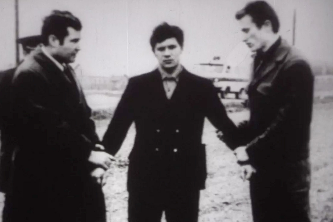 Валерий Ковалев собирался после демобилизации уехать в Курган, где ему предложили должность начальника физподготовки в авиационном училище. Но прямо из аэропорта парня забрали на гауптвахту, а потом и в РОВД