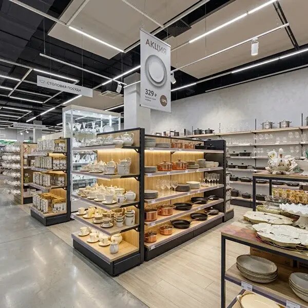 Комплексные решения для выкладки посуды: современные стеллажи, полки и торговый свет 