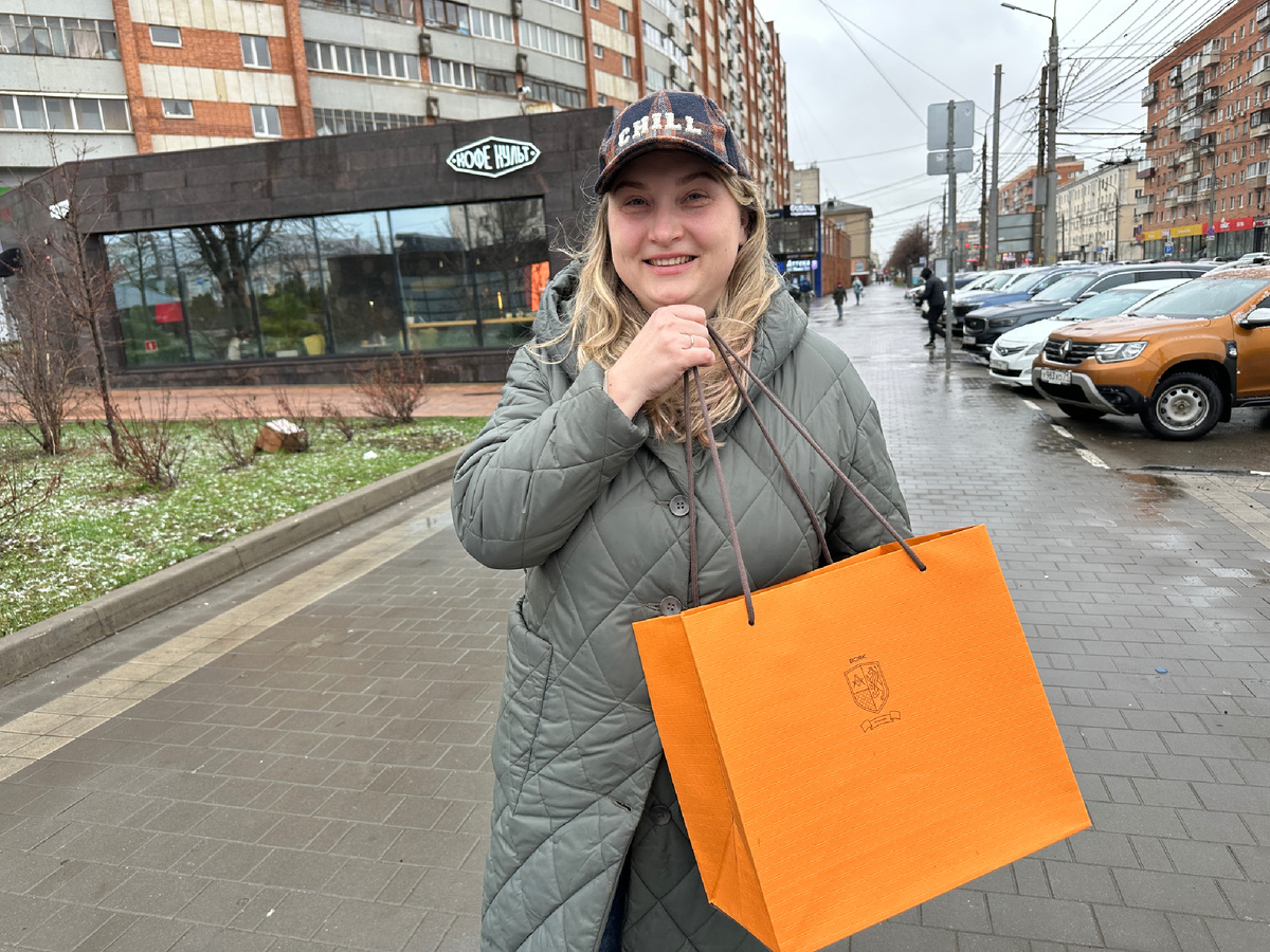 Привет! Это я год назад. Улыбаюсь, но на душе ужасно. Еле застегнула пальто, прорыдала два дня накануне. Чтобы как-то меня преободрить муж решил купить дорогущий фен)