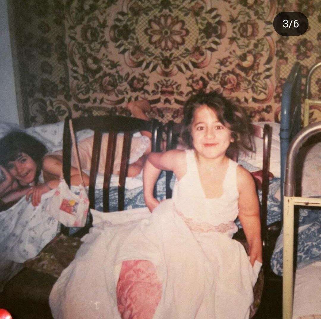 Мне 8, сестре 5. Мы только проснулись и мама вошла в нашу комнату с плёночным фотоаппаратом. Я поправляла одеяло и не была готова к фотосессии.