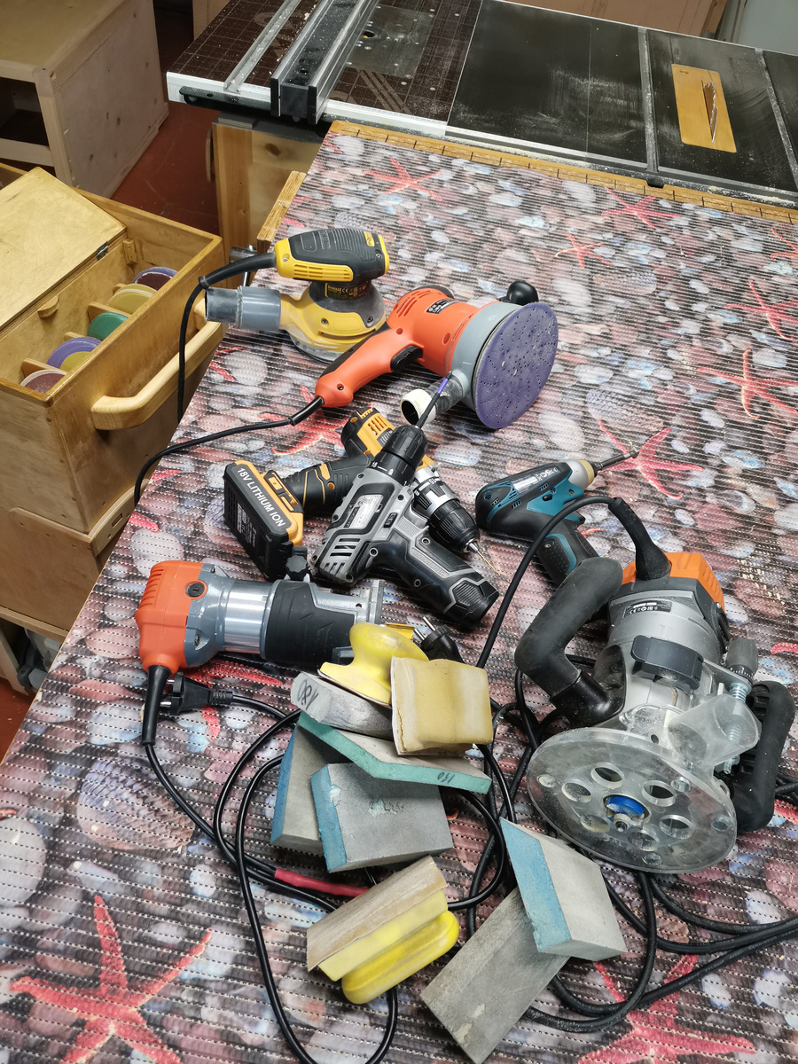  Понятно, что это всего лишь маленькая часть, совсем небольшая. В любой мастерской, если собрать весь инструмент и расходные материалы, то несколько таких столов можно закрыть приличными горками. И, всё равно, чего то а будет не хватать. Так всегда. Это жизнь.