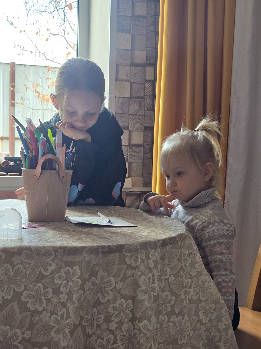 Сегодня уже была сама милота:) Играет с дочкой подруги, пока мы пьм кофе