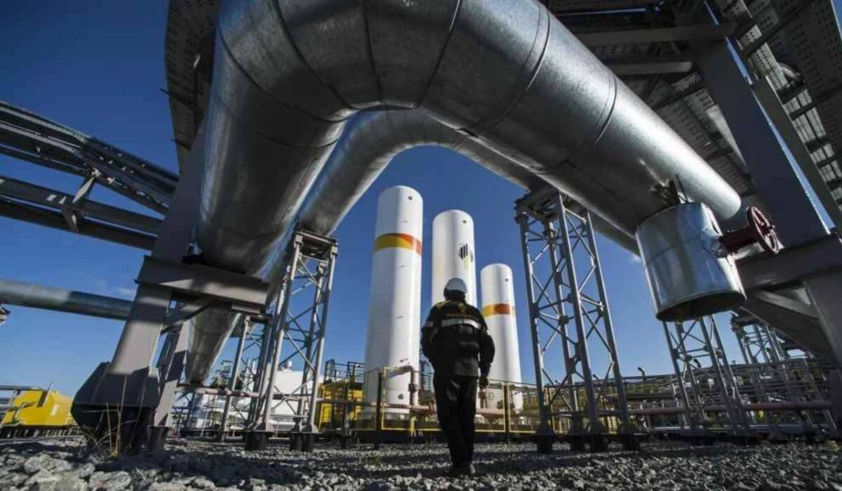     Сотрудник энергетической компании. Источник: ria.ru Автор фото: Евгений Биятов