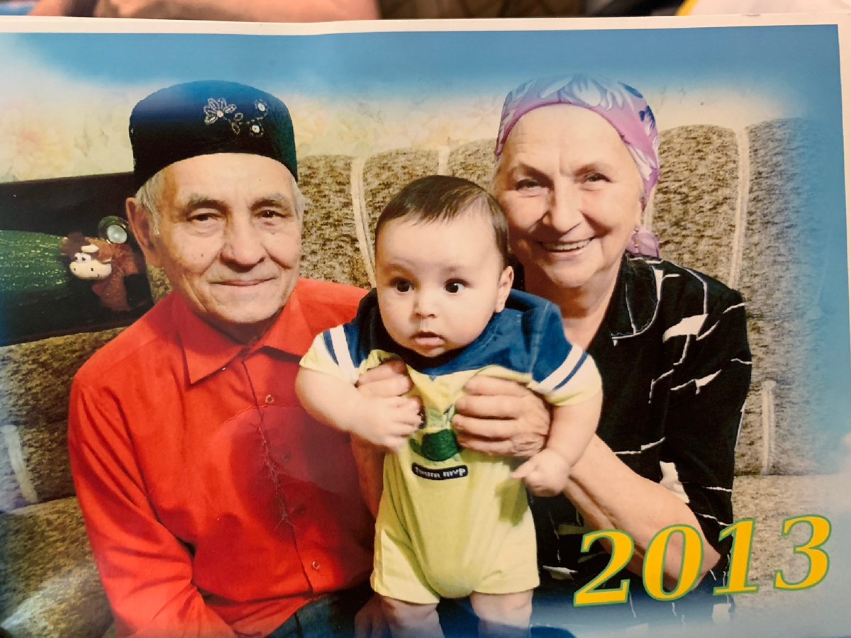 Бабушка с дедушкой. На самом деле это конец 2012 года, в середине декабря мы уже уехали  обратно  жить в Индию. 