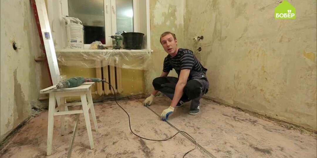 Устанавливаем маяки для стяжки пола на пластиковые заглушки