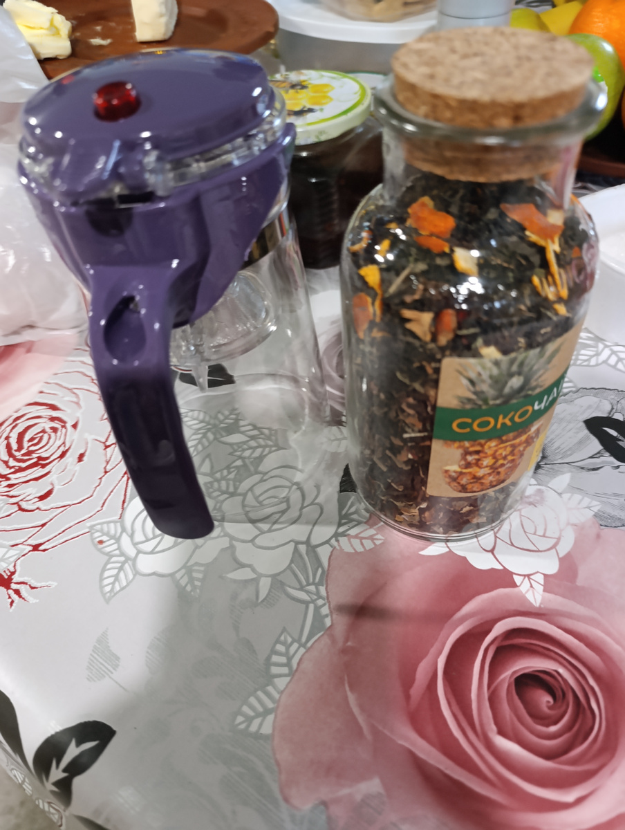 Чайник для заварки. Банка с заваркой - для антуража.