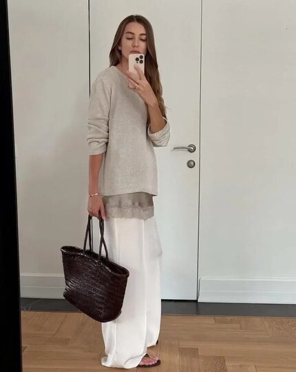    Плетёная кожаная сумка идеально подходит к летним лёгким материалам.соцсети @marsidelnikova