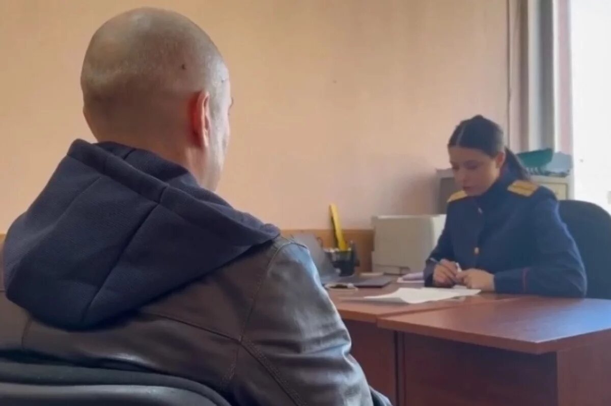    Подозреваемый занимался вымогательством денег у подрядчика, пользуясь своим служебным положением.