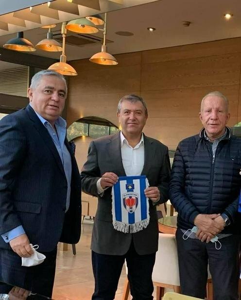 Первый президент Косово, владелец швейцарского холдинга «Мабетекс» Беджет Пакколи(справа) и президент ФК «Приштина» Рэмзи и Алишер Аминов. Фото из архива Алишера Аминова