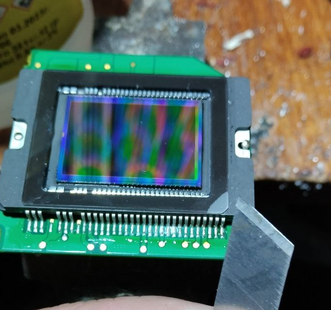 начало снятия защитного стекла с матрицы