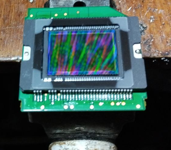 с углов аккуратно отклеиваем, действуя тонким канцелярским ножом и паяльным феном на 180 градусов.