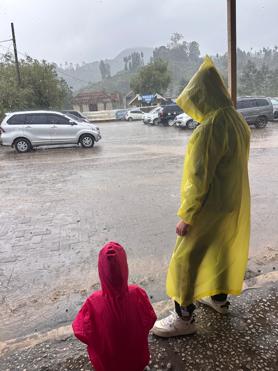А дождь идет дождь идет по щекам мне бьет бьет….