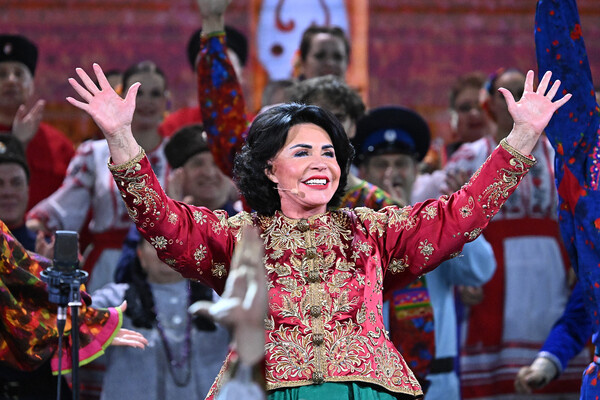 Надежда Бабкина и ансамбль «Русская песня» выступают на гала-концерте лауреатов Всероссийского фольклорного конкурса «Казачий круг» в Московском государственном театре «Русская песня», 2023 год / Григорий Сысоев/РИА Новости   📷