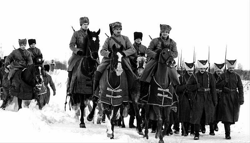 Крест Наталии Палей, как оберег, спасает Блюмкина от расправы петлюровцев в Кременчуге.