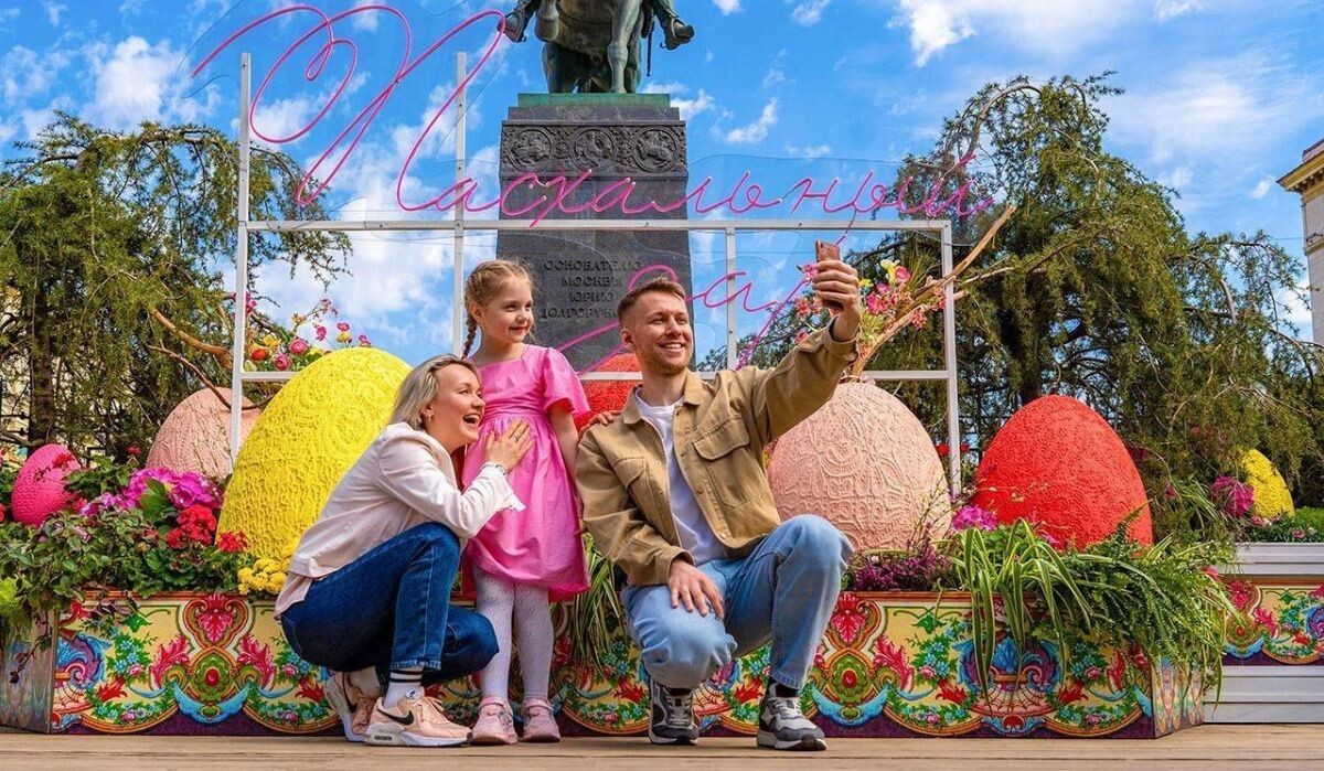     Семья делает селфи. Источник: mos ru Автор фото: Пресс-служба Мэра и Правительства Москвы