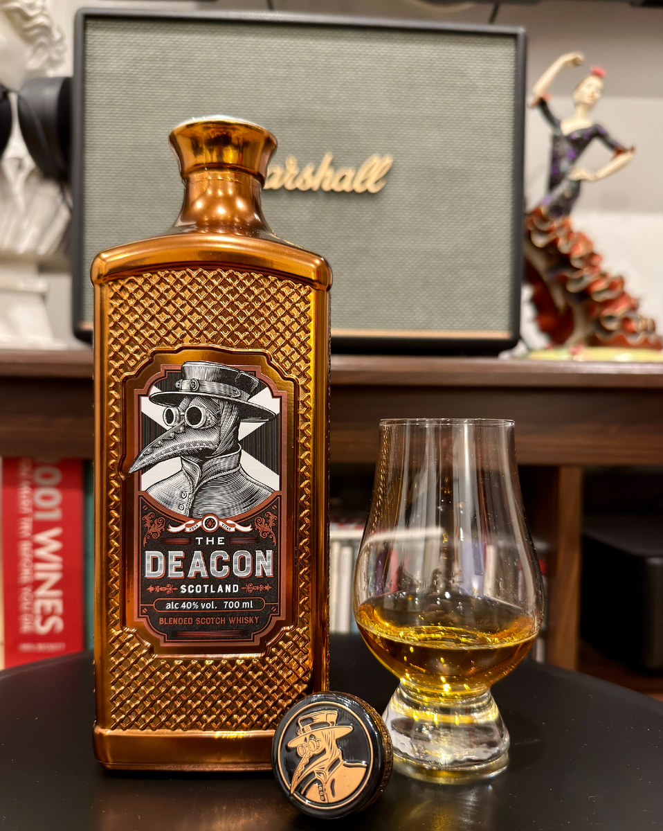 Дизайн конечно максимально яркий, кричащий, вычурный и узнаваемый.