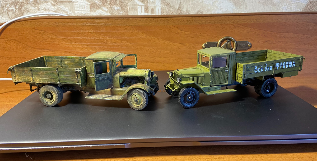 Стендовые модели советских среднетоннажных грузовиков ЗИС-5 (слева) и ЗИС-5В (справа). Масштаб: 1/35. Производитель: "ARK Models" (слева) и "Звезда" (справа). Фото из личного архива автора, © 2026 год