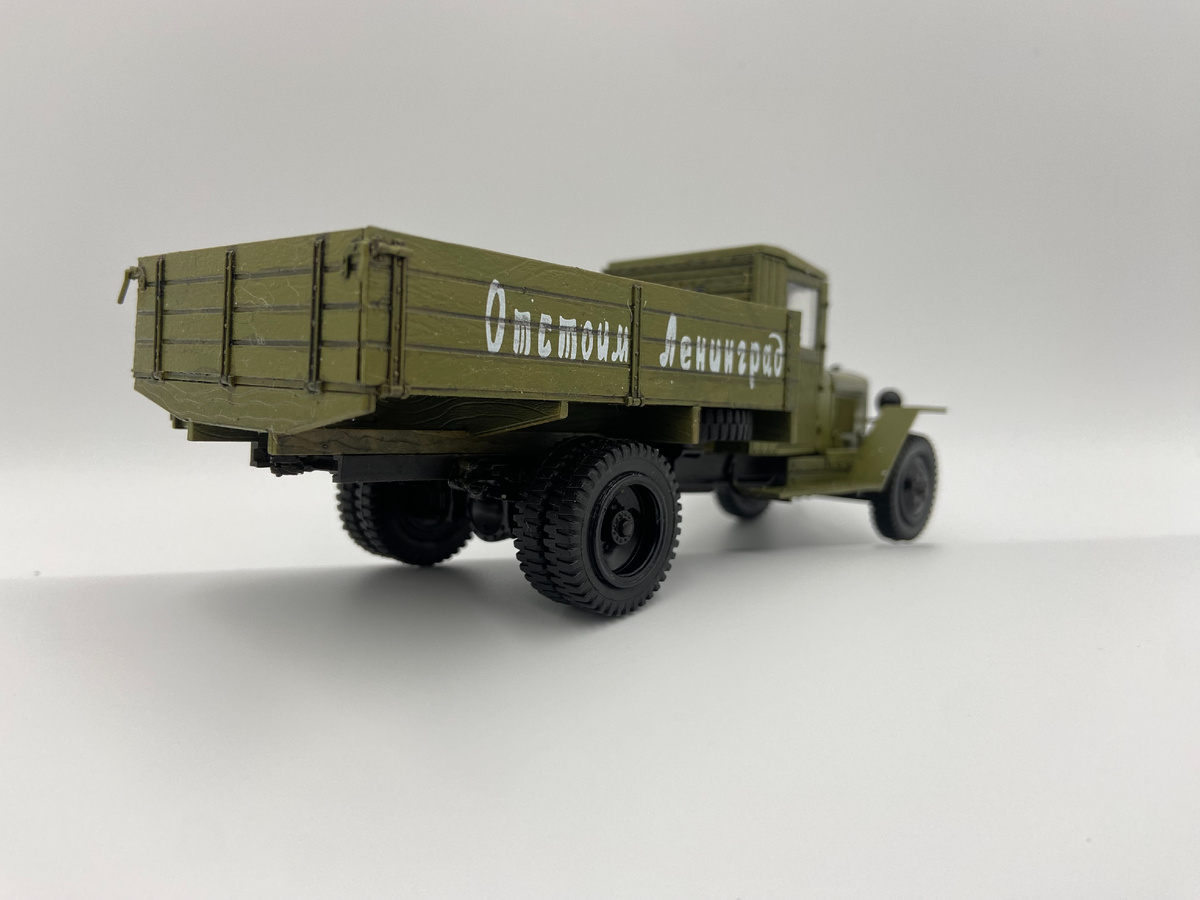 Стендовая модель советского среднетоннажного грузовика ЗИС-5В. Масштаб: 1/35. Производитель: "Звезда". Фото из личного архива автора, © 2026 год. Листайте вправо 👉 чтобы увидеть больше