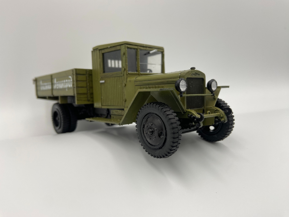 Стендовая модель советского среднетоннажного грузовика ЗИС-5В. Масштаб: 1/35. Производитель: "Звезда". Фото из личного архива автора, © 2026 год. 